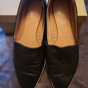 EUC Womens black loafers